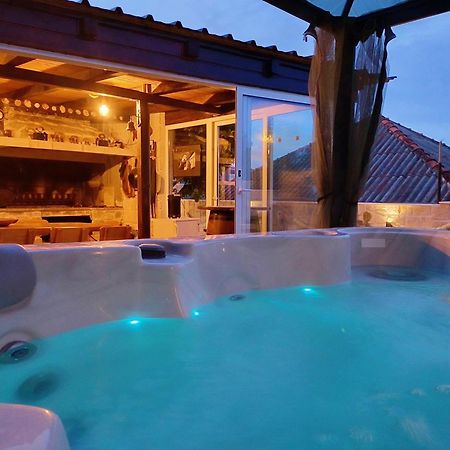 Luxury Sunrise Jacuzzi Apts, 50 M From The Beach كالي المظهر الخارجي الصورة