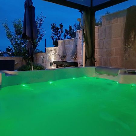 Luxury Sunrise Jacuzzi Apts, 50 M From The Beach كالي المظهر الخارجي الصورة
