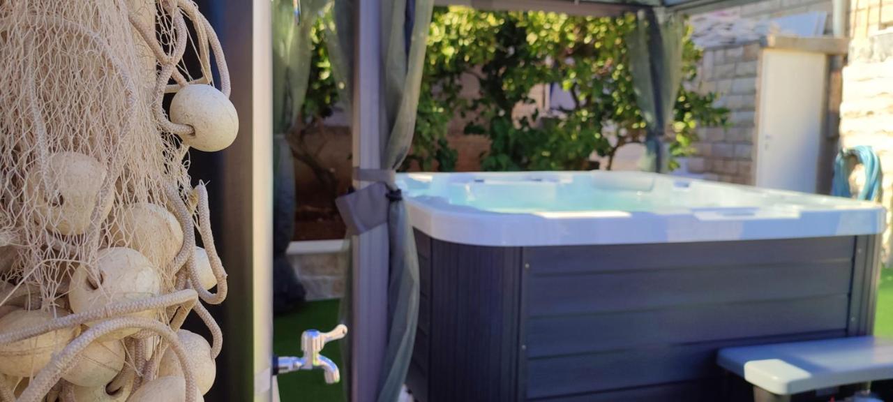 Luxury Sunrise Jacuzzi Apts, 50 M From The Beach كالي المظهر الخارجي الصورة
